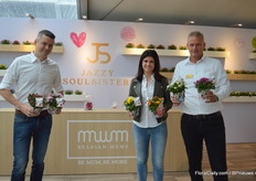 Vincent Verbaeys, and, Elien Pieters and Rene De Hoed presenting their news series of ball-shaped chrysanthemums in small pot size (9-13cm); Souls Sisters. The series consists of 6 colors and have been introduced this year. According to Verbaeys, the demand is surpassing their expectations and the easy cultivation (no pinching needed and almost no PGR’s), the uniformity and the short cultivation period (10 weeks) are probably important reasons for the high demand. On top of that, with their POS material, which is optional, they try to attract the younger generation.